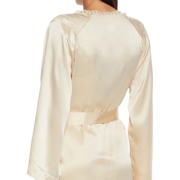Lace-trimmed Silk-blend Satin Robe from SIMONE PÉRÈLE - Picture 8 of 9